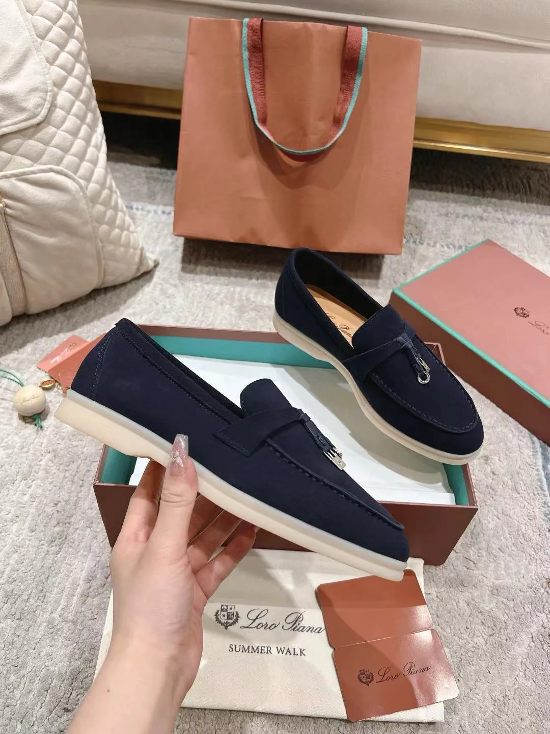 Factory price: 520💰4050 new color. Original purchase, 1⃣️: 1⃣️ folded and developed, Loro Piana professional model to try on feet, quality purchase level, flash sale of common products on the market, welcome to compare, original packaging. Fabric: Imported from Italy🐑High mercerized shearling, Lining: Hand-sewn mark thread in water-dyed cowhide imported from Italy🧵, high-end and elegant. Comfortable on the feet. Size: Women's 35-42 (41, 42) customized, non-returnable, men's 38-45 (46, 47, 48) customized, non-refundable. Fashionable boutiques that you can’t miss, a must-have item